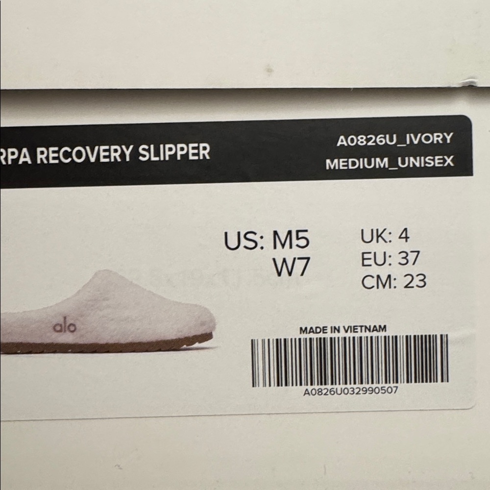 ALO Yoga Cream Recovery Slippers NWT - Picture 5 of 6